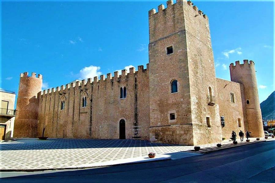 1024px-Castello_di_Alcamo_0024.jpeg